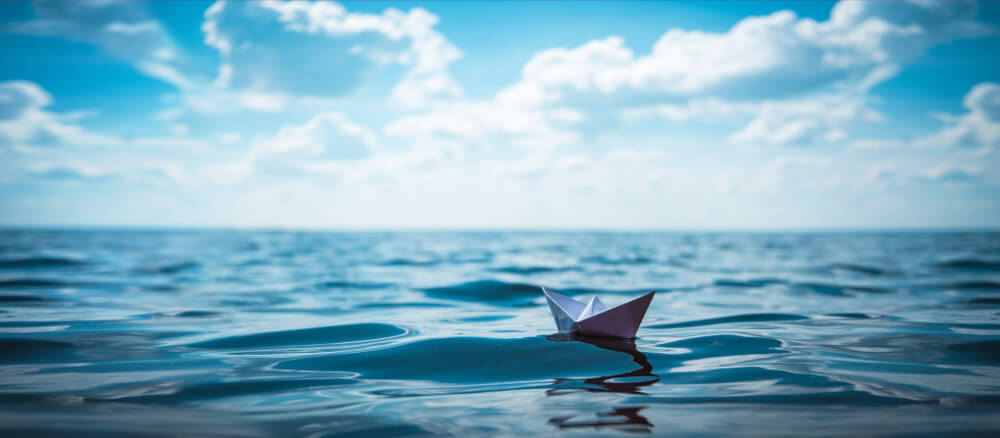 Barco en el mar Tratado histórico para salvar los océanos